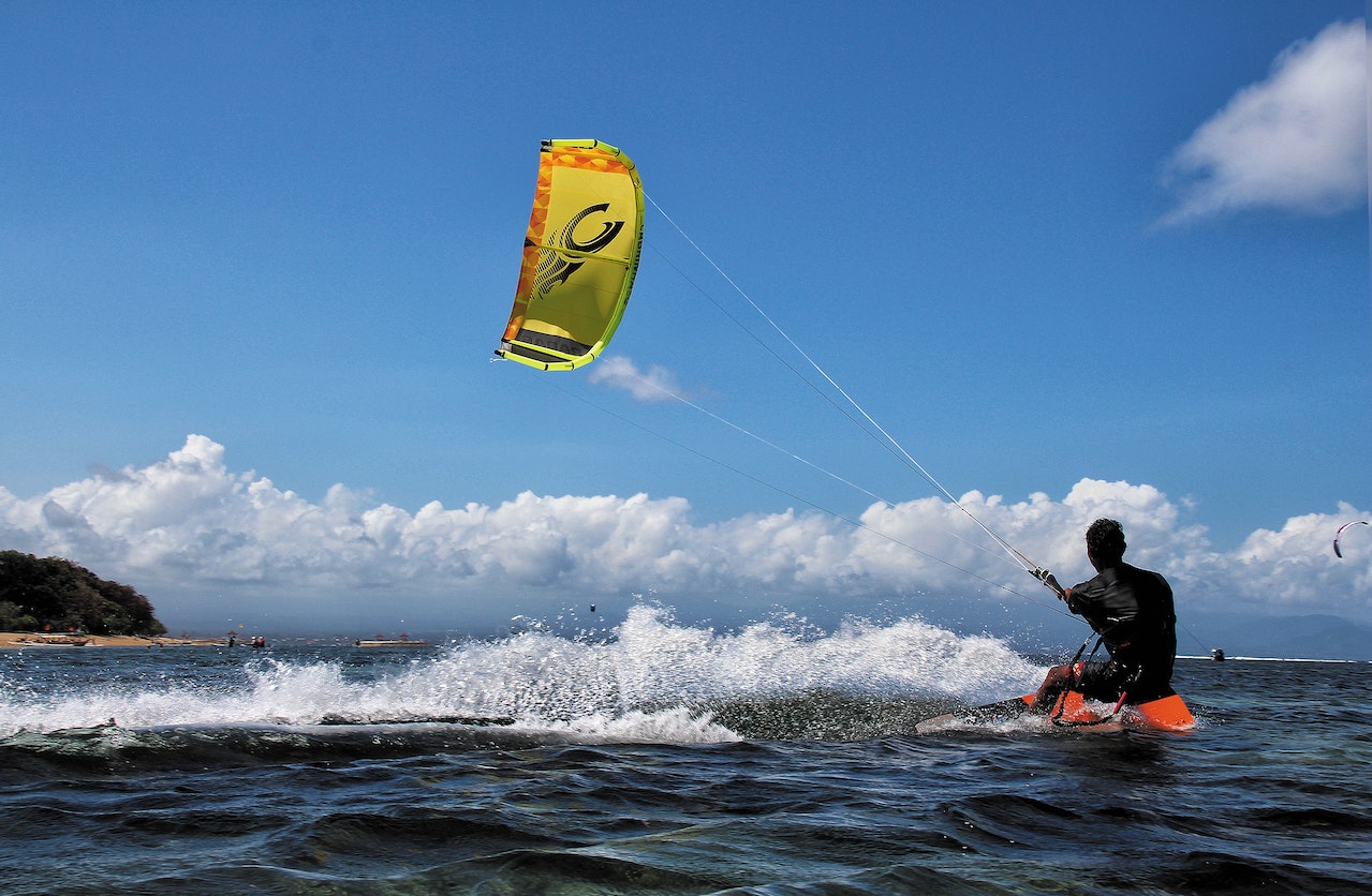 Apprendre à faire du kitesurf : les bases du kitesurf pour les débutants